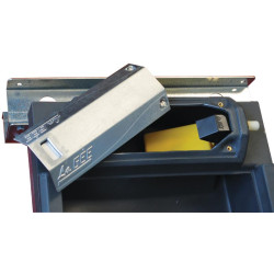 Single Polybac 25 M drinker with interior rim and fastening support